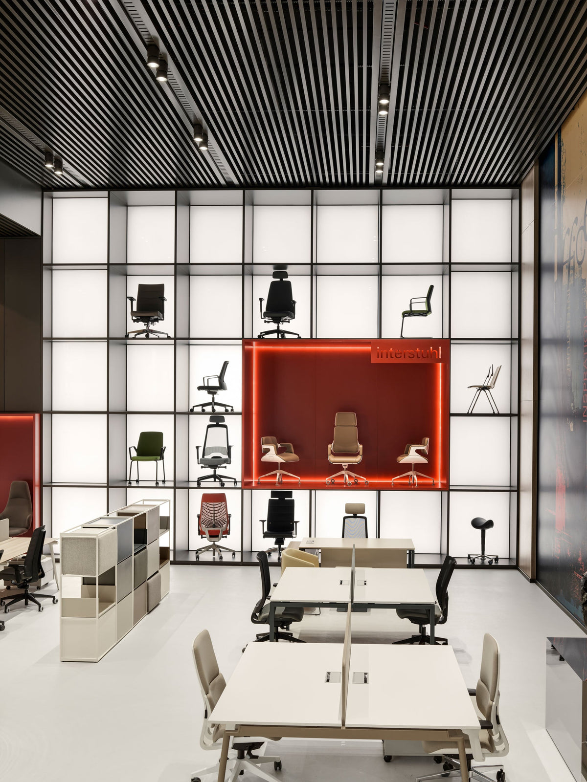 Addo Skyland showroomunda Interstuhl ürün sergileme duvarı — katmanlı aydınlatma
